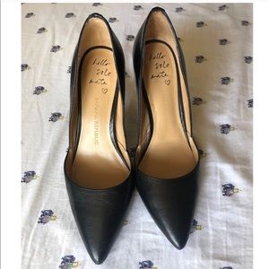 Banana republic leather pointy toe pumps